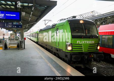 Bahnhof Berlin Zoologischer Garten. Durchfahrt eines Flixtrain. DEU, Deutschland, Berlin, 21.01.2024: *** Bahnhof Zoologischer Garten Passage of a Flixtrain DEU, Deutschland, Berlin, 21 01 2024 Stockfoto