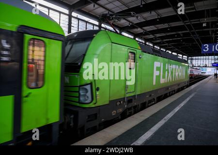 Bahnhof Berlin Zoologischer Garten. Durchfahrt eines Flixtrain. DEU, Deutschland, Berlin, 21.01.2024: *** Bahnhof Zoologischer Garten Passage of a Flixtrain DEU, Deutschland, Berlin, 21 01 2024 Stockfoto