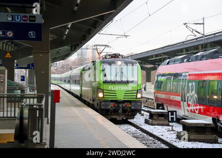 Bahnhof Berlin Zoologischer Garten. Durchfahrt eines Flixtrain. DEU, Deutschland, Berlin, 21.01.2024: *** Bahnhof Zoologischer Garten Passage of a Flixtrain DEU, Deutschland, Berlin, 21 01 2024 Stockfoto