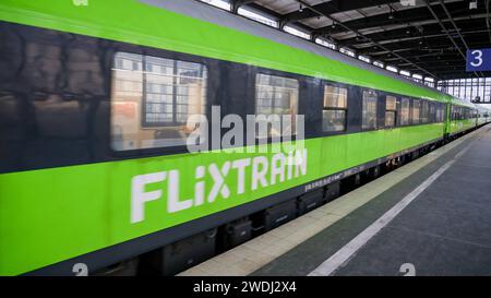 Bahnhof Berlin Zoologischer Garten. Durchfahrt eines Flixtrain. DEU, Deutschland, Berlin, 21.01.2024: *** Bahnhof Zoologischer Garten Passage of a Flixtrain DEU, Deutschland, Berlin, 21 01 2024 Stockfoto