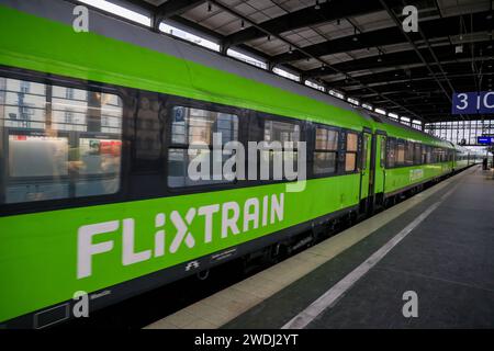 Bahnhof Berlin Zoologischer Garten. Durchfahrt eines Flixtrain. DEU, Deutschland, Berlin, 21.01.2024: *** Bahnhof Zoologischer Garten Passage of a Flixtrain DEU, Deutschland, Berlin, 21 01 2024 Stockfoto