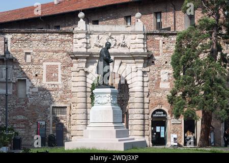 Der Eingang zum Innenhof des Palladianischen Teatro Olimpico der Renaissance von der Piazza Matteotti und der Statue Fedele Lampertico im historischen Zentrum von Vicenza, Prov Stockfoto