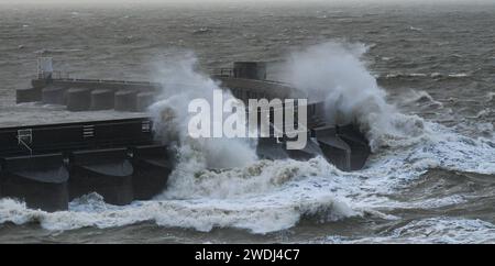 Brighton UK 21. Januar 2024 - die Wellen brechen heute Morgen über der Marina von Brighton ab, als der Sturm Isha später durch Großbritannien fliegen wird, wobei bernsteinfarbene Wetterwarnungen ausgegeben werden, die für Windprognosen in einigen Teilen 8 km/h erreichen werden: Credit Simon Dack / Alamy Live News Stockfoto