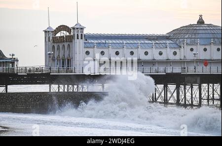 Brighton UK 21. Januar 2024 - am Brighton Palace Pier brechen die Wellen ein, als Storm Isha später heute Morgen durch Großbritannien fliegen wird, mit bernsteinfarbenen Wetterwarnungen für Windprognosen, die in einigen Teilen 8 km/h erreichen werden: Credit Simon Dack / Alamy Live News Stockfoto