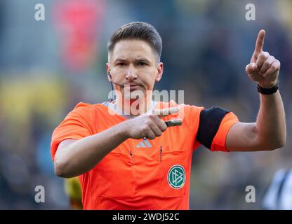 Dresden, Deutschland. Januar 2024. Fußball: 3. Liga, SG Dynamo Dresden - SV Sandhausen, Spieltag 21, Rudolf-Harbig-Stadion. Schiedsrichter Tobias Reichel gestikuliert. Robert Michael/dpa/Alamy Live News Stockfoto