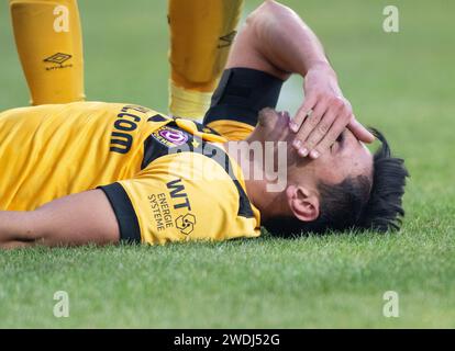 Dresden, Deutschland. Januar 2024. Fußball: 3. Liga, SG Dynamo Dresden - SV Sandhausen, Spieltag 21, Rudolf-Harbig-Stadion. Dynamos Claudio Kammerknecht liegt am Boden. Robert Michael/dpa/Alamy Live News Stockfoto