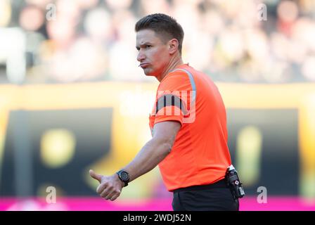Dresden, Deutschland. Januar 2024. Fußball: 3. Liga, SG Dynamo Dresden - SV Sandhausen, Spieltag 21, Rudolf-Harbig-Stadion. Schiedsrichter Tobias Reichel gestikuliert. Robert Michael/dpa/Alamy Live News Stockfoto