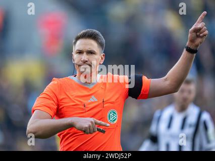Dresden, Deutschland. Januar 2024. Fußball: 3. Liga, SG Dynamo Dresden - SV Sandhausen, Spieltag 21, Rudolf-Harbig-Stadion. Schiedsrichter Tobias Reichel gestikuliert. Robert Michael/dpa/Alamy Live News Stockfoto