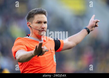Dresden, Deutschland. Januar 2024. Fußball: 3. Liga, SG Dynamo Dresden - SV Sandhausen, Spieltag 21, Rudolf-Harbig-Stadion. Schiedsrichter Tobias Reichel gestikuliert. Robert Michael/dpa/Alamy Live News Stockfoto