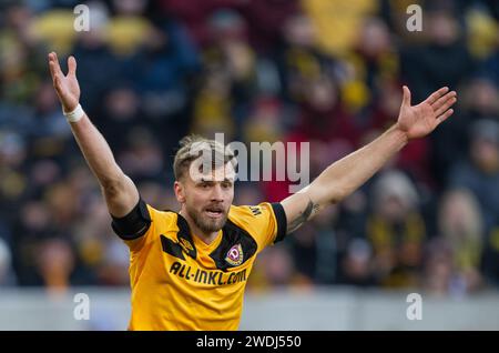 Dresden, Deutschland. Januar 2024. Fußball: 3. Liga, SG Dynamo Dresden - SV Sandhausen, Spieltag 21, Rudolf-Harbig-Stadion. Dynamos Lars Bünning gestikuliert. Robert Michael/dpa/Alamy Live News Stockfoto