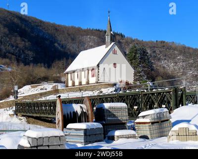 Blick auf eine Kapelle im Ahrtal mit Notbrücke davor Eifel Kapelle im Ahrtal mit Notbrücke *** Blick auf eine Kapelle im Ahrtal mit Notbrücke davor Eifelkapelle im Ahrtal mit Notbrücke Stockfoto