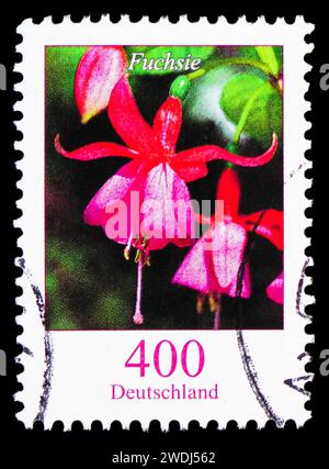 MOSKAU, RUSSLAND - 23. DEZEMBER 2023: Briefmarke gedruckt in Deutschland zeigt Fuchsia (Fuchsia sp.), Flowers Definitives Serie, um 2015 Stockfoto