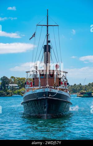 Der kohlebefeuerte Dampfschlepper Waratah aus dem Jahr 1902 macht seinen Weg von seiner Heimat mit der Sydney Heritage Fleet in Roselle Bay nach Pyrmont im Hafen von Sydney Stockfoto