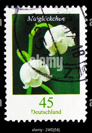 MOSKAU, RUSSLAND - 23. DEZEMBER 2023: Briefmarke gedruckt in Deutschland zeigt Lilie des Tals (Convallaria majalis), Blumen definitives Serie, circa Stockfoto