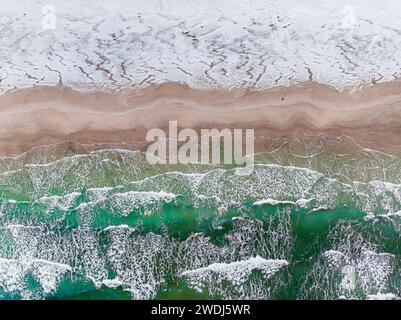 Große Wellen auf der Ostsee und verschneite Strände im Winter. Tourismus in Polen im Winter. Stockfoto
