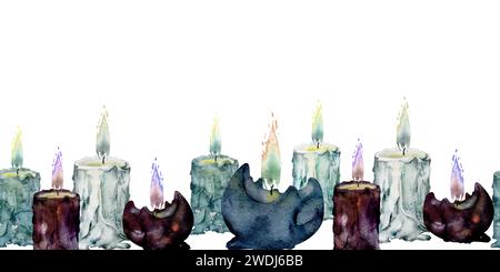 Handgezeichnete Aquarell-Meerhexen-Altar-Objekte. Brennende Säulen- und Kugelvotivkerzen mit Flamme, blau-lila. Nahtloses Banner isoliert auf weiß Stockfoto