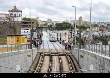 Porto, Portugal - 17. September 2023. U-Bahn und Fußgänger auf der Ponte D. Luis I. Douro River und Terrakota Dächer, UNESCO-Weltkulturerbe Stockfoto