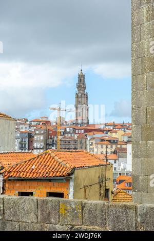 Porto, Portugal - 17. September 2023. Blick auf die Altstadt und den Turm von Clerigos. Bewölkter Tag. Stockfoto