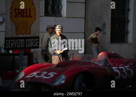 PATRICK DEMPSEY in FERRARI (2023), Regie: MICHAEL MANN. Guthaben: Pass/Album Weiterleiten Stockfoto