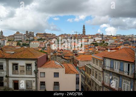 Porto, Portugal - 17. September 2023. Blick auf die Altstadt und den Turm von Clerigos. Bewölkter Tag. Stockfoto