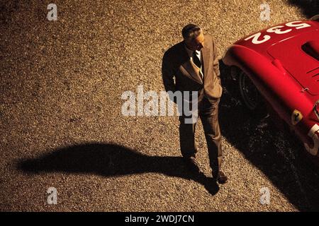 ADAM FAHRER in FERRARI (2023), Regie Michael MANN. Guthaben: Vorwärtsgang/Album Stockfoto