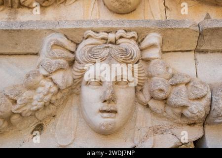 Geschnitzte griechische Maske aus den Ruinen des Theaters der antiken Stadt Aphrodisias, Aydin, Türkei, geborgen Stockfoto