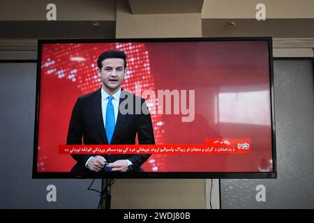 Kabul, Afghanistan. Januar 2024. Der Nachrichtenbericht des Fernsehsenders TOLOnews über einen Passagierflugzeugabsturz ist in der Provinz Badakhshan, Afghanistan, am 21. Januar 2024 zu sehen. Ein Passagierflugzeug in Richtung Russland ist in der nordafghanischen Provinz Badakhshan abgestürzt, zitierte der afghanische Fernsehsender TOLOnews am Sonntag einen Beamten. Quelle: Zou Xuemian/Xinhua/Alamy Live News Stockfoto