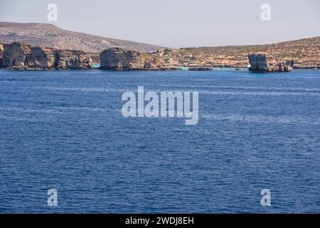 Blaue Lagune auf der Insel Comino vom Meer aus gesehen Stockfoto