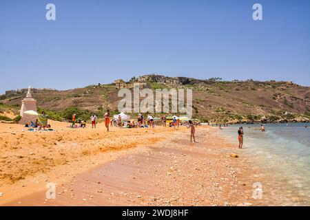 Gozo, Malta - 19. Juni 2023: Ramla-Strand in Gozo (Malta) mit Touristen und Badenden Stockfoto