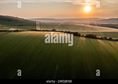 Wunderschöne Sommer-Luftdrohnen-Landschaft Bild der englischen Landschaft rund um Firle Beacon im South Downs National Park Stockfoto