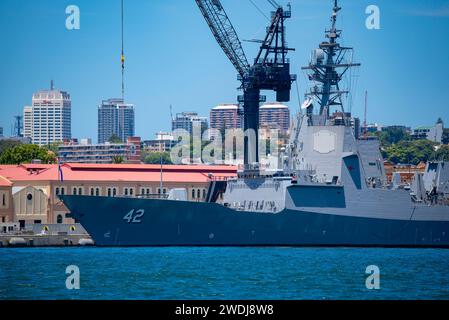 Australian Navy ship HMAS Sydney (DDG 42) Ein Hobart Class Air Warfare Destroyer vertäute neben seiner Schwester Schiff HMAS Hobart auf Garden Island in Sydney Stockfoto