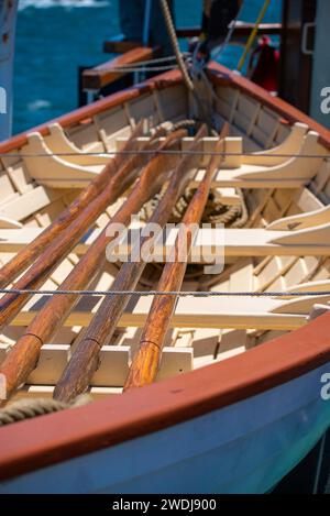 Das von Klinkern gebaute Rettungsboot Ben Dwyer war an Bord des historischen, kohlebefeuerten 1902-Dampfschleppers Waratah mit Sitz in Roselle Bay, Sydney Harbour, Australien Stockfoto