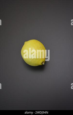 Frisches Obst, gelbe Zitrone auf eine interessante matt Hintergrund. Stockfoto