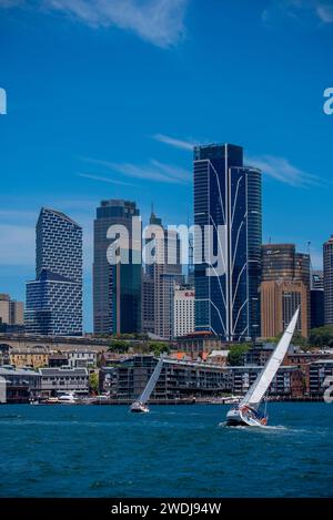 Mit der Innenstadt von Sydney City im Hintergrund segeln die Yachten im Hafen von Sydney, Australien, in eine starke Nor-ostern- oder Nordostbrise Stockfoto