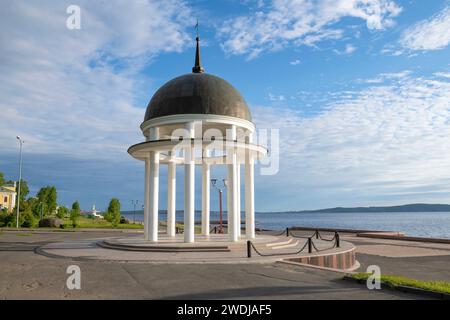 Rotunde-Pavillon am Onega-See am frühen Junitag. Petrosawodsk, Kareli. Russland Stockfoto