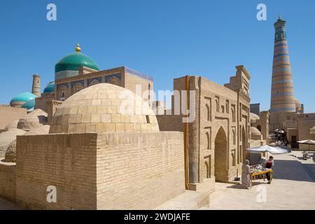 CHIWA, USBEKISTAN - 05. SEPTEMBER 2022: Sonniger Morgen in der alten Innenstadt von Ichan-Kala Stockfoto