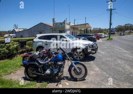 Harley Davidson Motorräder parkten in Capertee Village am Castlereagh Highway für eine Raststätte, New South Wales, Australien, 2024 Stockfoto