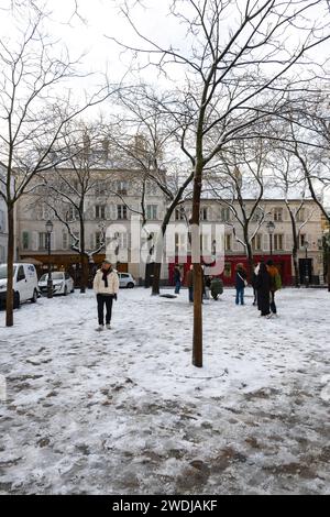 Paris, Frankreich, 18. Januar 2024, Touristen zu Fuß am Place du Tertre in Montmartre Quaters von Paris, nur Editorial. Stockfoto