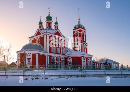 Die antike Kirche der vierzig Märtyrer (1755) an einem sonnigen Januarabend. Pereslavl-Zalessky. Goldener Ring von Russland Stockfoto