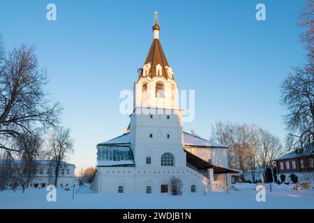 Glockenturm der alten Kirche der Fürsprache der Heiligen Jungfrau an einem Januarabend. Alexandrow (Alexandrowskaja Sloboda). Region Wladimir Stockfoto