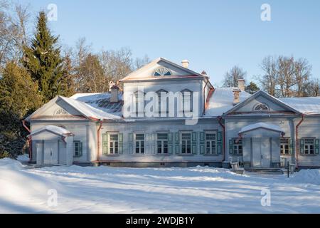 ABRAMTSEVO, RUSSLAND - 5. JANUAR 2024: Fassade des alten Hauses des russischen Industriellen und Philanthropen S.I. Mamontow im Abramtsevo Stockfoto