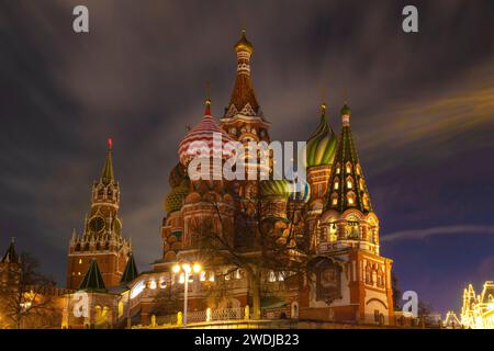 Alte Kathedrale der Fürsprache der Heiligen Jungfrau Maria (Basilius-Kathedrale) an einem späten Januarabend. Moskau, Russland Stockfoto