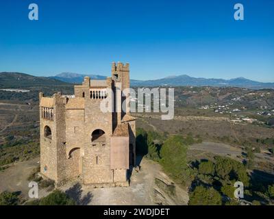 Drohnenblick auf Castillo de la Mota in Alhaurín el Grande in der Provinz Málaga, Spanien Stockfoto