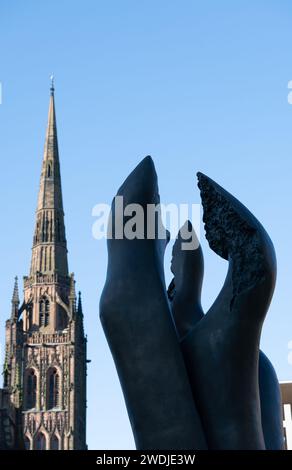 Alte Kathedrale und Phoenix Tree Skulptur, Coventry, West Midlands, England, Großbritannien Stockfoto