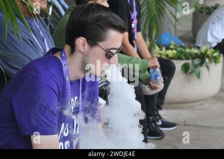 San Diego/kalifornien/ 27. Septemper 2019, ein paar Vaping bei Twichcon Event außerhalb des San Diego Convention Cneter in San Diego Today Weekend Event in San Diego. Foto: Francis Dean / Deanpictures. Stockfoto