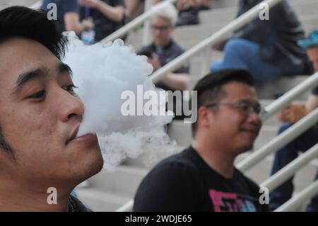 San Diego/kalifornien/ 27. Septemper 2019, ein paar Vaping bei Twichcon Event außerhalb des San Diego Convention Cneter in San Diego Today Weekend Event in San Diego. Foto: Francis Dean / Deanpictures. Stockfoto