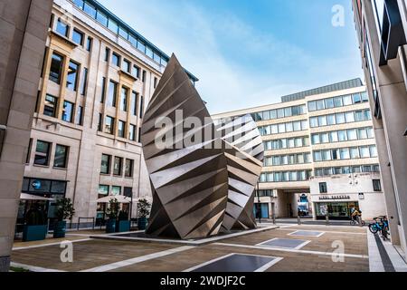 Stahlskulptur namens „Vents“ oder „Angel's Wings“ von Thomas Heatherwick, errichtet 2002 am Paternoster Square in London. Vereinigtes Königreich Stockfoto