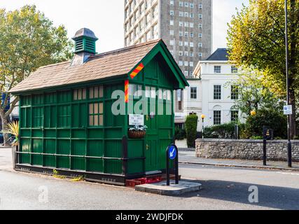 Ein grünes Cabmen's Shelters in der Kensington Park Road, Notting Hill, London City Center, Großbritannien Stockfoto