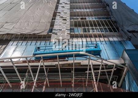 Blaue Betonwiege in den unteren Stockwerken eines Wolkenkratzers Stockfoto