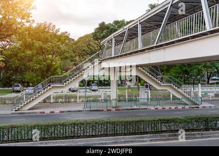 Blick über die Treppe über der Autobahn Stockfoto